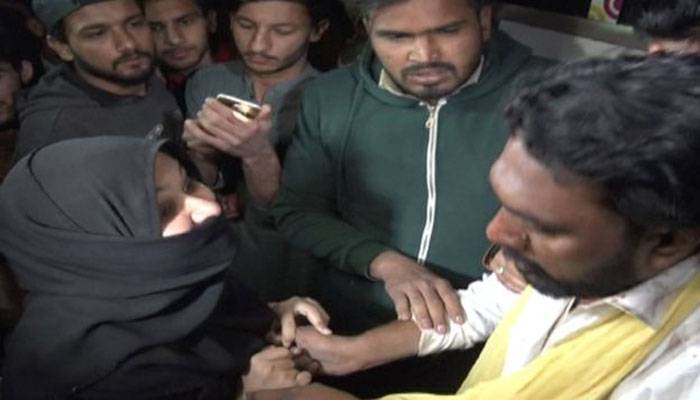 বিয়ের আসরে বরকে বেধড়ক পিটুনি