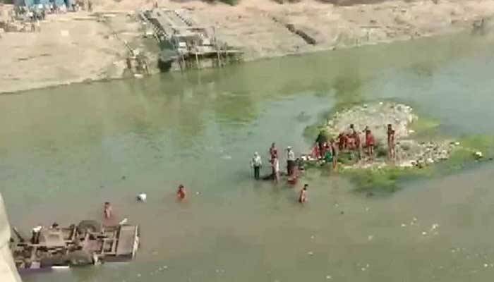 সেতু থেকে বিয়ের বাস নদীতে, ২৫ জনের প্রাণহানি
