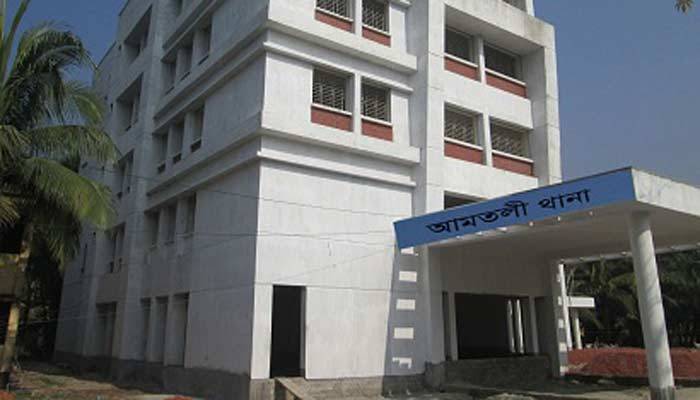দু'জনকে কুপিয়ে ৩ কোম্পানির কোটি টাকা ছিনতাই