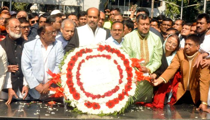 বঙ্গবন্ধুর প্রতিকৃতিতে আতিকুলের শ্রদ্ধা