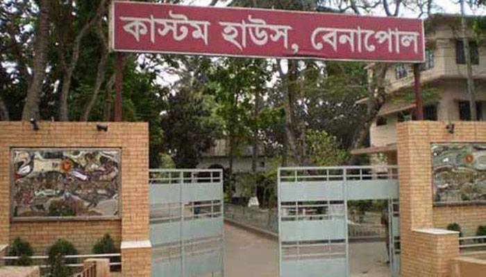 করোনা নিয়ে কাস্টমস কমিশনারের স্ট্যাটাসে তোলপাড়