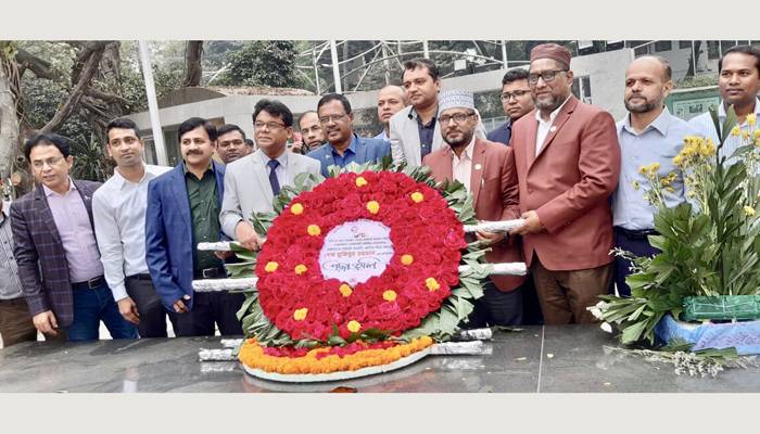 বঙ্গবন্ধুর প্রতিকৃতিতে তথ্য অ্যাসোসিয়েশনের নতুন কমিটির শ্রদ্ধা
