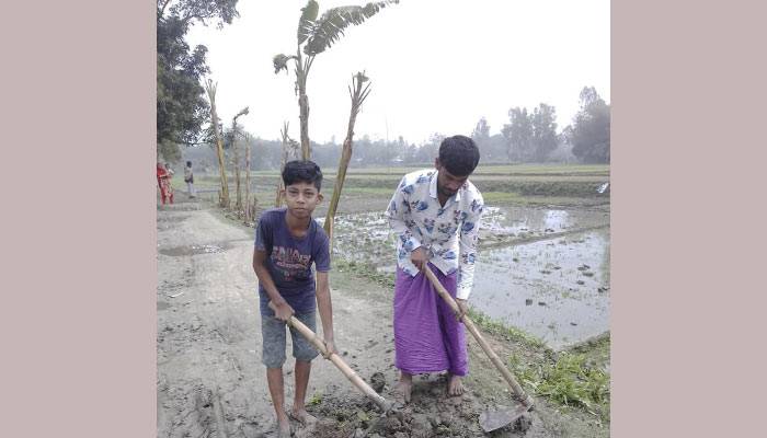 বাবা-ছেলের স্বেচ্ছাশ্রমে এক কিলোমিটার রাস্তা সংস্কার