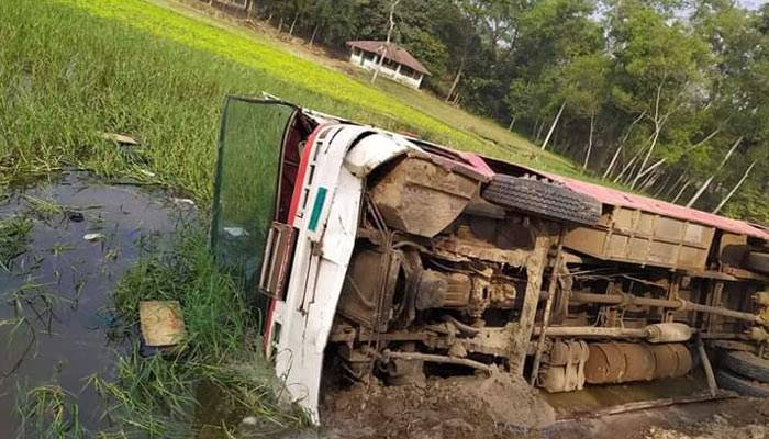 বাস উল্টে চবির ৩৫ শিক্ষার্থী আহত