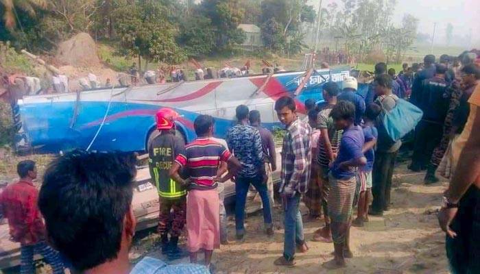 সিরাজগঞ্জে বাস খাদে পড়ে নিহত ৩