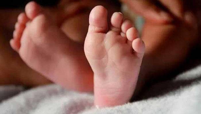 ডাস্টবিন থেকে নবজাতক উদ্ধার, মাসহ আটক ৫