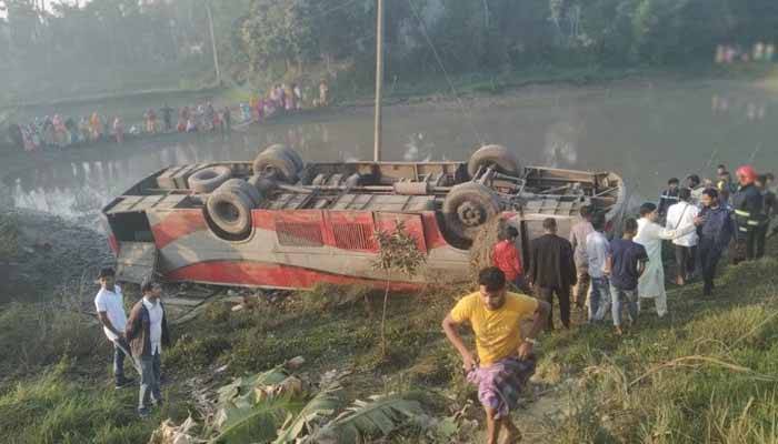কুমিল্লায় বাস নিয়ন্ত্রণ হারিয়ে তিন যাত্রী নিহত