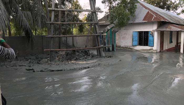 কসবায় মাটি ফুঁড়ে অবিরাম বের হচ্ছে বালি-পানি-'গ্যাস'