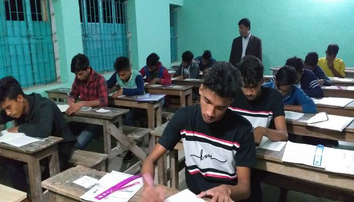 গোপালগঞ্জে রাতে এসএসসি পরীক্ষা দিলেন ২৮ শিক্ষার্থী