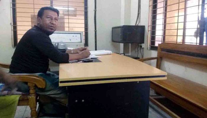 লুঙ্গি পরেই অফিস করেন রেল কর্মকর্তা