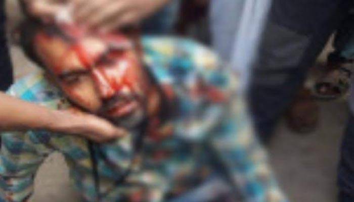 ভোটকেন্দ্রে দায়িত্ব পালনকালে সাংবাদিকের ওপর হামলা