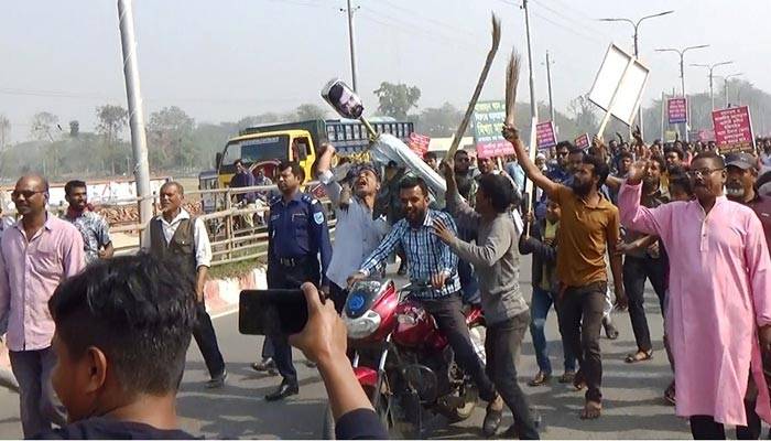 শাজাহান খানের বিরুদ্ধে মানহানি মামলার প্রতিবাদে বিক্ষোভ