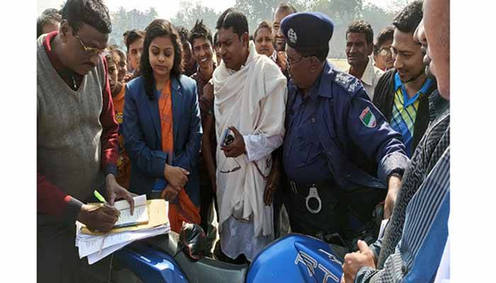 পরীক্ষাকেন্দ্রে বেপরোয়া মোটরসাইকেল চালানোয় ৩ শিক্ষার্থীকে জরিমানা