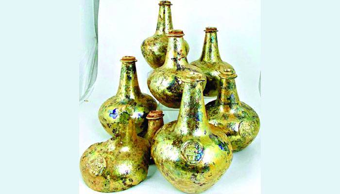 স্বর্ণে মোড়া সপ্তদশ শতকের মদের বোতল