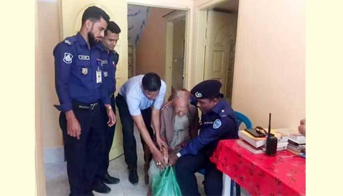 সম্পত্তি লিখে নিয়ে ঘরছাড়া করা শতবর্ষী বৃদ্ধের পাশে ওসি