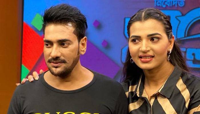 '৩০০০ সেকেন্ড' অনুষ্ঠানে তারকা দম্পতি অনন্ত-বর্ষা
