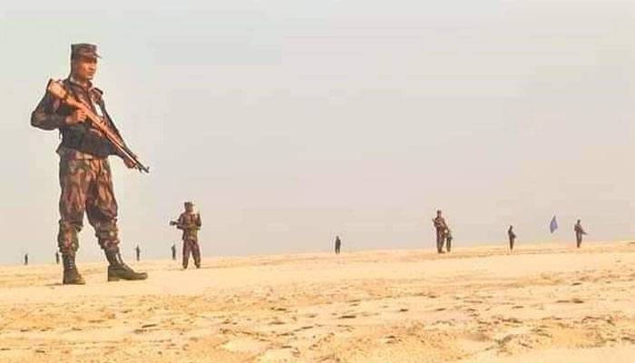 বিএসএফের বাধায় পবায় পদ্মা পারাপার বন্ধ
