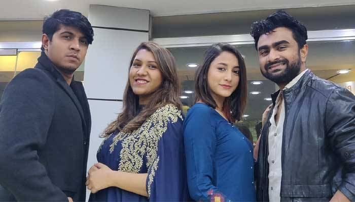 জুটি অদল-বদল করে গান