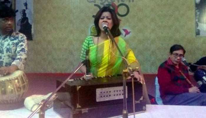বইমেলার মূল মঞ্চে সম্পা দাসের কণ্ঠে নজরুল সঙ্গীত
