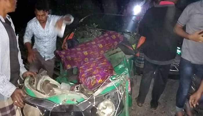 পাঁচ প্রাণ নিয়ে পালালো প্রাডো