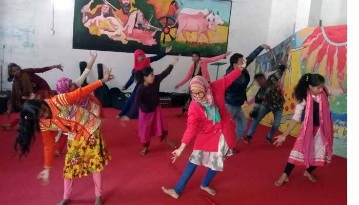 চিলমারীতে সুহৃদ সমাবেশের উদ্যোগে কবিতা আবৃত্তি ও নৃত্য কর্মশালা