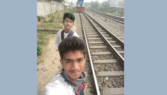 রেললাইনে তোলা জীবনের শেষ সেলফি...