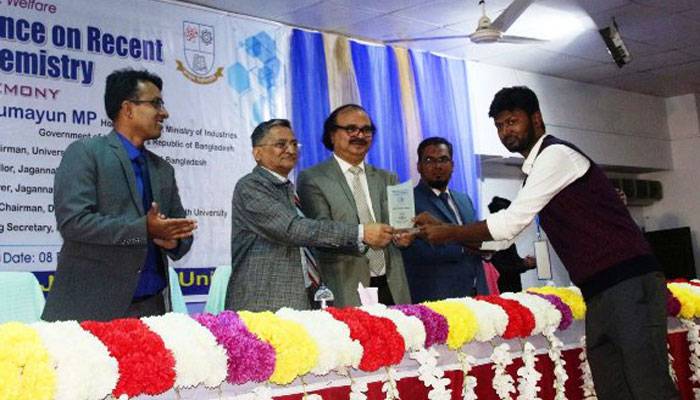 খাবার উপযোগী পোকা নিয়ে গবেষণায় পুরস্কার পেলেন মেহেদী