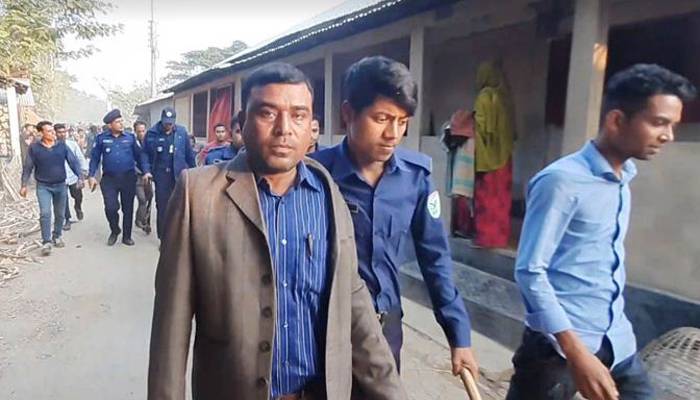 ছাত্রীদের অশ্লীল ভিডিও দেখানোর অভিযোগ, শিক্ষককে পুলিশে সোপর্দ