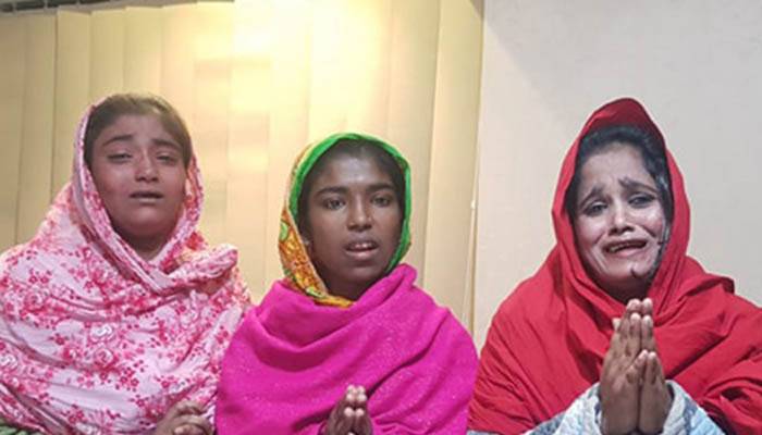 টার্গেট ব্যক্তির গলায় ব্লেড ধরেন তারা