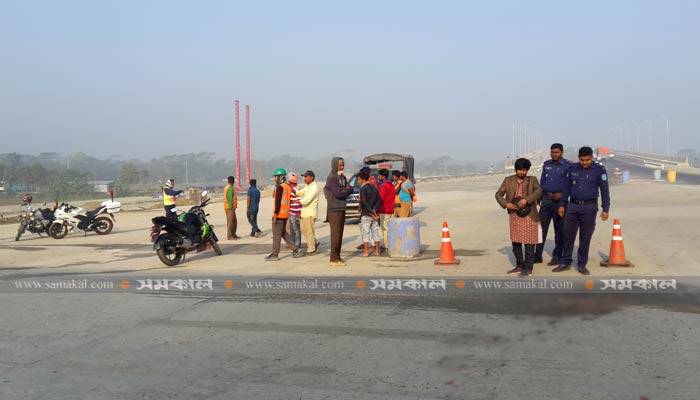 সড়কে ঝরল ৩ প্রাণ