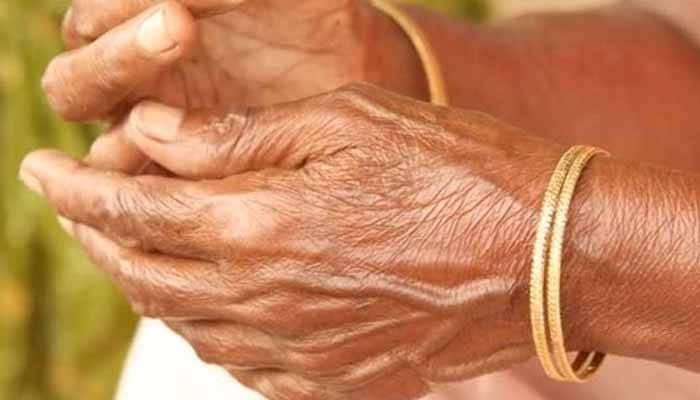 মাকে 'মেরে বাড়ি থেকে বের করে দিল' ছেলে ও বউ