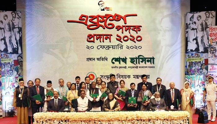 একুশে পদক হস্তান্তর করলেন প্রধানমন্ত্রী