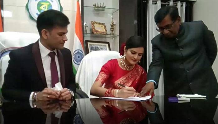 ছুটি মেলেনি, ভালোবাসা দিবসে অফিসেই বিয়ে