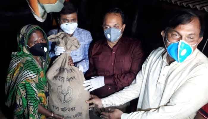 গভীর রাতে হতদরিদ্রের ঘরে খাবার পৌঁছে দিলেন ডিসি