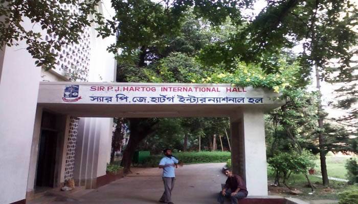 ঢাবির বিদেশি শিক্ষার্থীদের এখনই না ফেরার আহ্বান