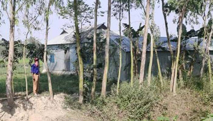 হোম কোয়ারেন্টাইনে থাকা দুই প্রবাসীর পাহারায় গ্রাম পুলিশ