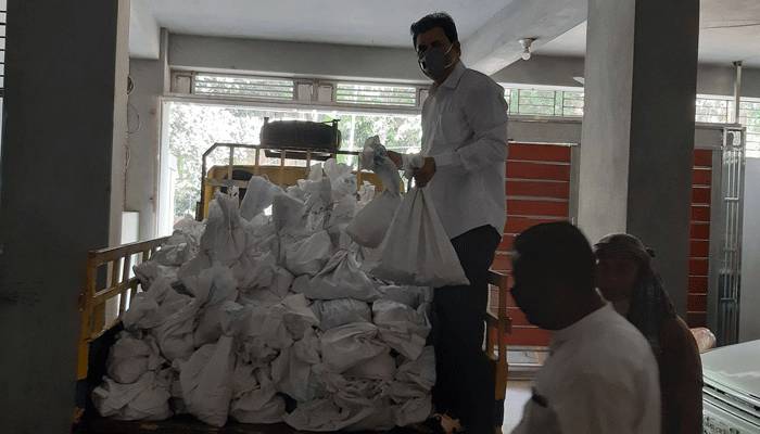 শ্রীপুরে কর্মহীন মানুষের ঘরে ঘরে খাবার পৌঁছে দিচ্ছেন আকরাম