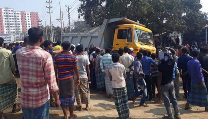 ভালুকায় ট্রাকচাপায় প্রাণ গেল ২ জনের