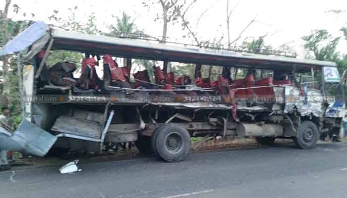 ফকিরহাটে বাস-ট্রাকের মুখোমুখি সংঘর্ষে প্রাণ গেল ৬ জনের