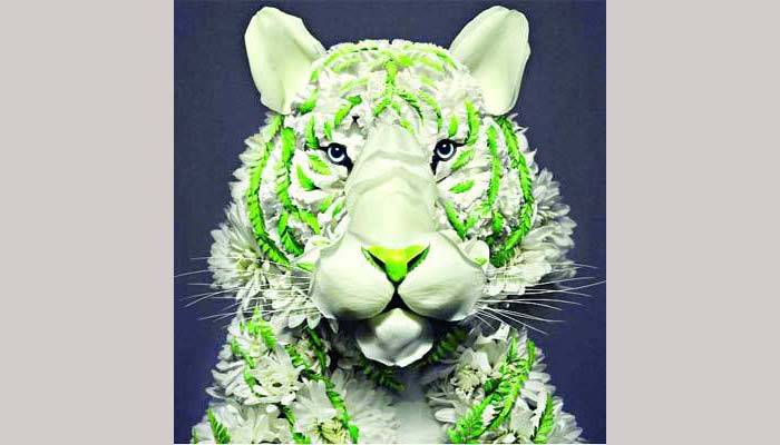 ফুল-পাতা-ডালে প্রাণী ও কীটপতঙ্গের প্রতিকৃতি