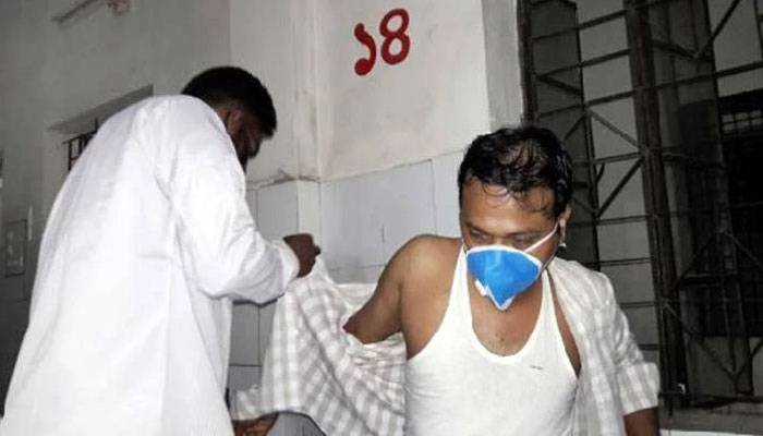 মাস্ক না পরায় যুবককে পিটুনি, ২ পুলিশ কর্মকর্তা ক্লোজ