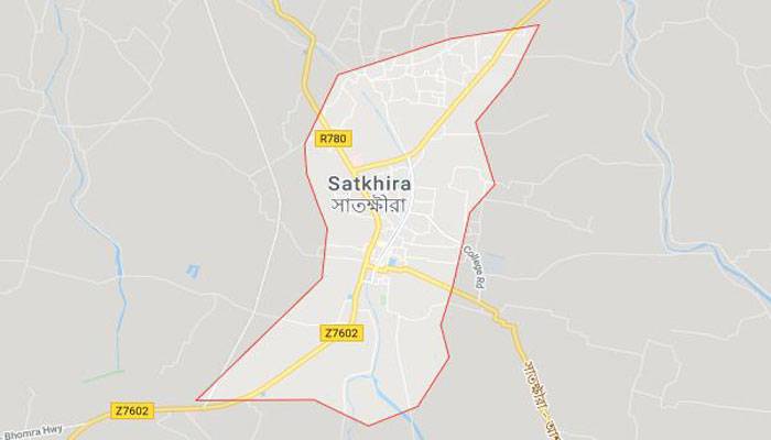 চলতি মোটরসাইকেলের ওপর পড়ল বিদ্যুতের খুঁটি