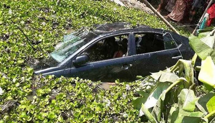 মুরাদনগরে প্রাইভেটকার খালে পড়ে স্বামী-স্ত্রীসহ নিহত ৩