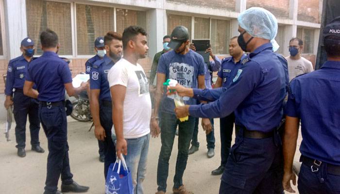 আসামিদের ‘জীবানুমুক্ত’ করছে পুলিশ