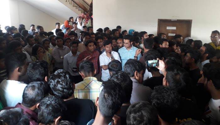 শিক্ষার্থীদের শিবির বলায় উপাচার্যসহ ৩০ জন অবরুদ্ধ