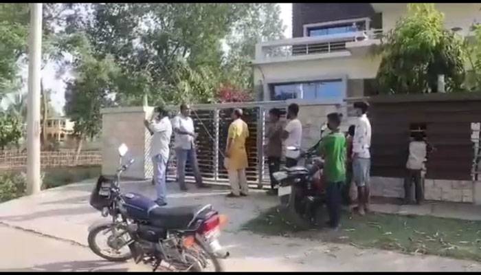 কোয়ারেন্টাইন নয়, স্বামী-স্ত্রীর দ্বন্দ্ব দেখতে লেগেছিল সেই ভিড়