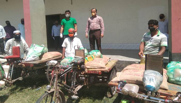 সালথায় সংসদ উপনেতার পক্ষে খাদ্যসামগ্রী বিতরণ