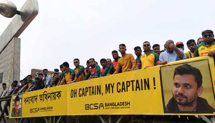 শেষবার অধিনায়ককে অভিবাদন