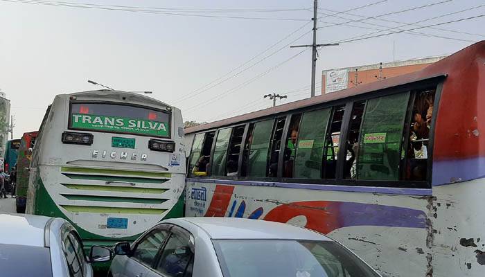 বেপরোয়া মানুষ পড়িমরি ছুটছে গ্রামে