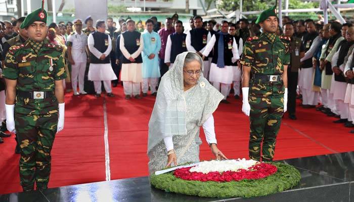 বঙ্গবন্ধুর প্রতিকৃতিতে প্রধানমন্ত্রীর শ্রদ্ধা